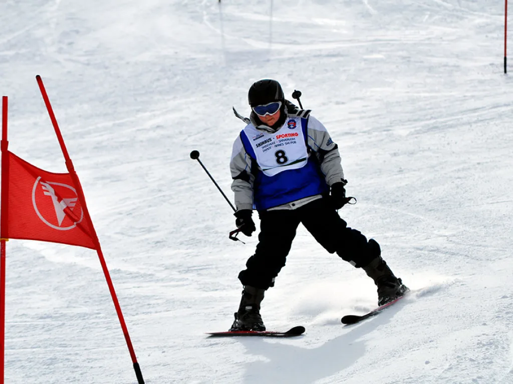Skifahrer mit Startnummer 8 auf der Rennstrecke.